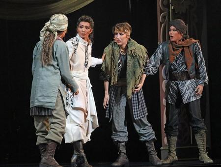 連れ去られた同族の娘を救うため計画を練るビーム（礼真琴、左から２人目）とその仲間たち