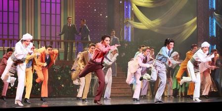 ナートゥダンスを繰り広げる星組トップ礼真琴（右から２人目）と暁千星（同３人目）