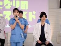 　「となりのナースエイド」の制作発表会見に出席した（左から）川栄李奈、高杉真宙