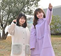 　新お天気リポーターのデビューが決まり、気合を見せる三好莉央（左）と谷くるみ（撮影・高部洋祐）