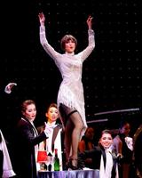 レビュー「ＶＩＯＬＥＴＯＰＩＡ」で妖しいダンスを披露する暁千