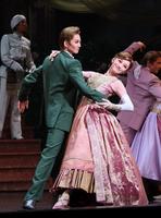 「ＲＲＲ」でヒロイン、ジェニーを演じた星組トップ娘役・舞空瞳（右）と婚約者役の極美慎