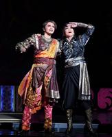 　「ＲＲＲ」で友情と葛藤を表現したビーム役の礼真琴（右）と内なる大義に燃えるラーマ役の暁千星