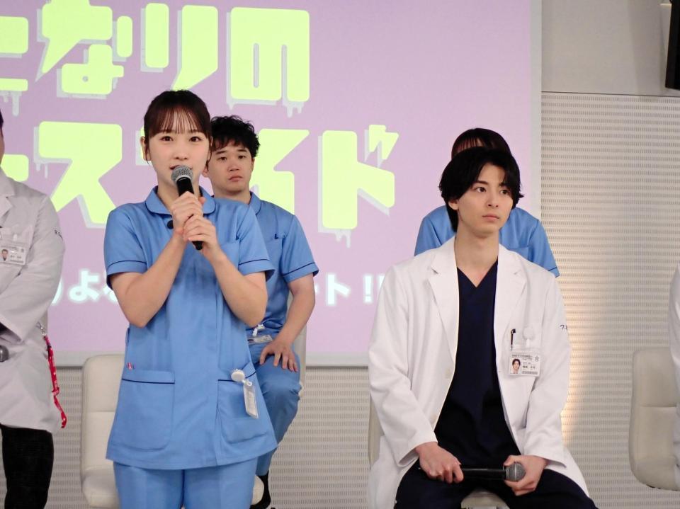 　「となりのナースエイド」の制作発表会見に出席した（左から）川栄李奈、高杉真宙