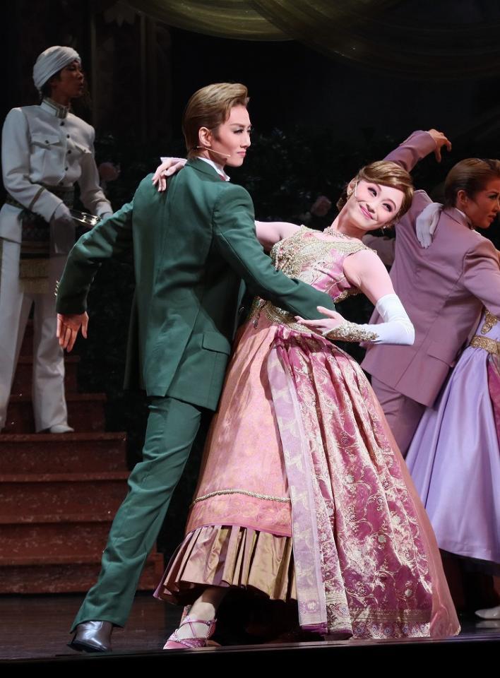 「ＲＲＲ」でヒロイン、ジェニーを演じた星組トップ娘役・舞空瞳（右）と婚約者役の極美慎