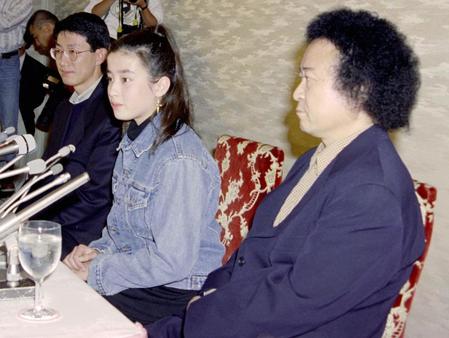 　宮沢りえ（中央）の写真集発売会見に同席した篠山紀信さん（右）＝１９９１年１０月