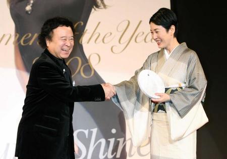 　ＶＯＧＵＥ「ウィメン・オブ・ザ・イヤー」の授賞式で樋口可南子（右）と笑顔で握手する篠山紀信さん＝２００８年１１月
