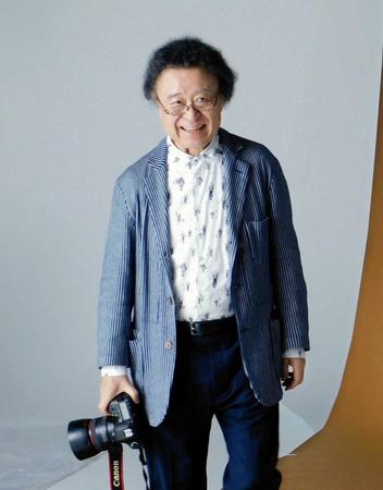 　カメラを手に笑顔の篠山紀信さん＝２０１７年１２月