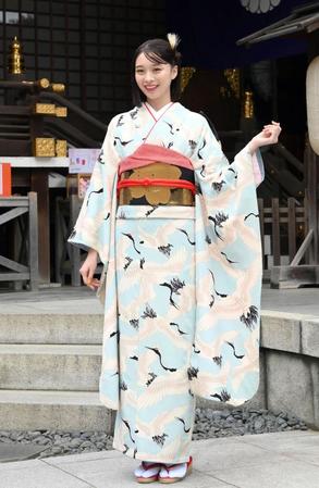 　あでやかな振袖姿を披露した田鍋梨々花（撮影・伊藤笙子）