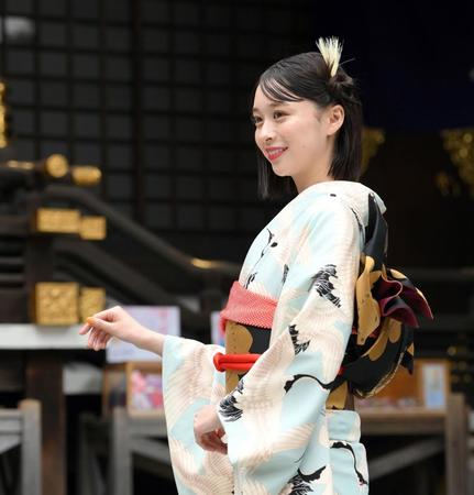 　あでやかな振袖姿を披露した田鍋梨々花（撮影・伊藤笙子）