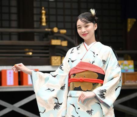 　あでやかな振袖姿を披露した田鍋梨々花（撮影・伊藤笙子）