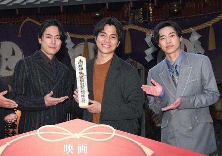 　ヒット祈願を行った（左から）間宮祥太朗、重岡大毅、戸塚純貴（撮影・佐々木彰尚）