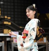 　あでやかな振袖姿を披露した田鍋梨々花（撮影・伊藤笙子）