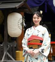 　あでやかな振袖姿を披露した田鍋梨々花（撮影・伊藤笙子）