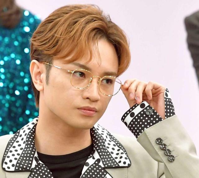 セクゾ中島健人 金縁メガネで登場「黄金のドラゴンのような1年に