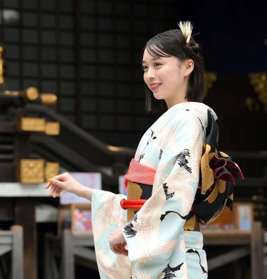 　あでやかな振袖姿を披露した田鍋梨々花（撮影・伊藤笙子）