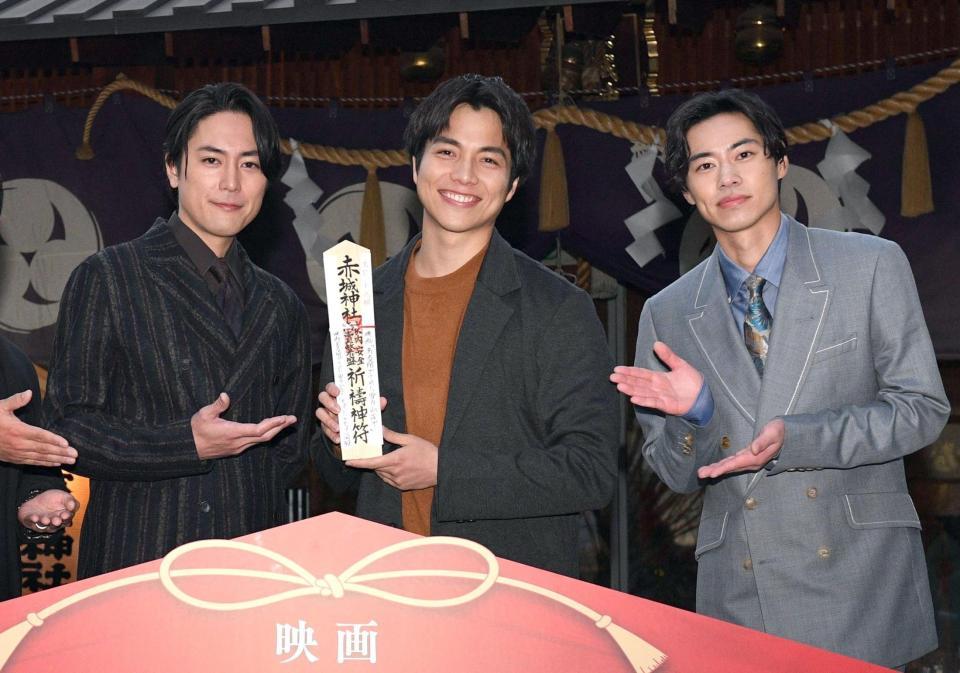 　ヒット祈願を行った（左から）間宮祥太朗、重岡大毅、戸塚純貴（撮影・佐々木彰尚）