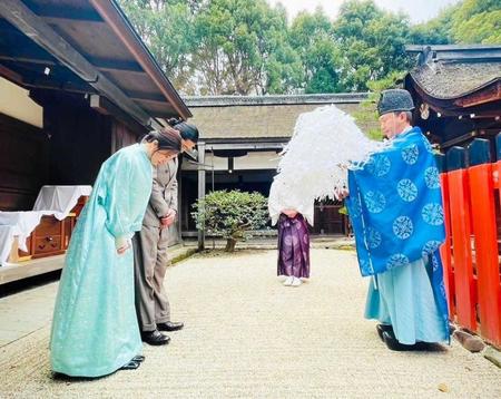 　上賀茂神社を参拝した吉高由里子（左）と柄本佑