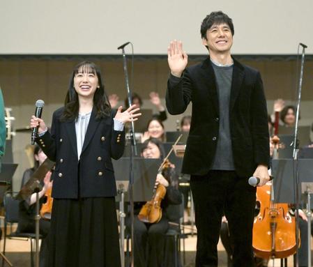 　笑顔で手を振る芦田愛菜（左）と西島秀俊（撮影・金田祐二）