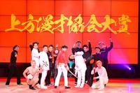 　石井ダンサーズを引き連れ剣を使った踊りを披露したさや香・石井（中央）