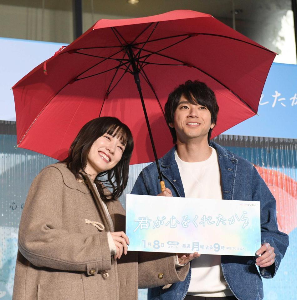　相合い傘で笑みを浮かべる永野芽郁（左）と山田裕貴（撮影・佐々木彰尚）