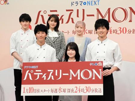 　会見で笑顔を見せる（前列左から）濵田崇裕（ＷＥＳＴ．）、畑芽育、中川大輔（後列左から）パース・ナクン、山崎紘菜、本田仁美（ＡＫＢ４８）