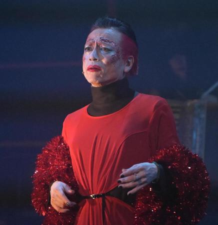 　熱演する三上博史（撮影・金田祐二）