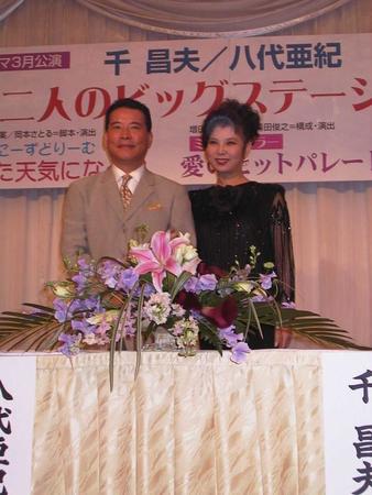 　制作発表を行った千昌夫（左）と八代亜紀さん＝２００２年