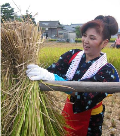 　「熊本米」の刈り入れをした八代亜紀さん＝２００５年