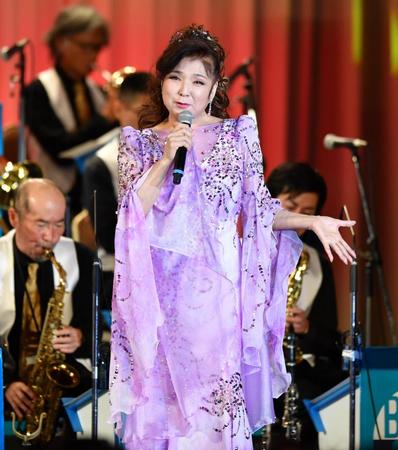 　ビッグバンドの生演奏で熱唱する八代亜紀さん＝２０１８年