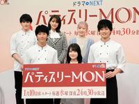 　会見で笑顔を見せる（前列左から）濵田崇裕（ＷＥＳＴ．）、畑芽育、中川大輔（後列左から）パース・ナクン、山崎紘菜、本田仁美（ＡＫＢ４８）