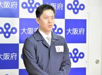 　取材に応じる吉村洋文大阪府知事＝９日、大阪府庁