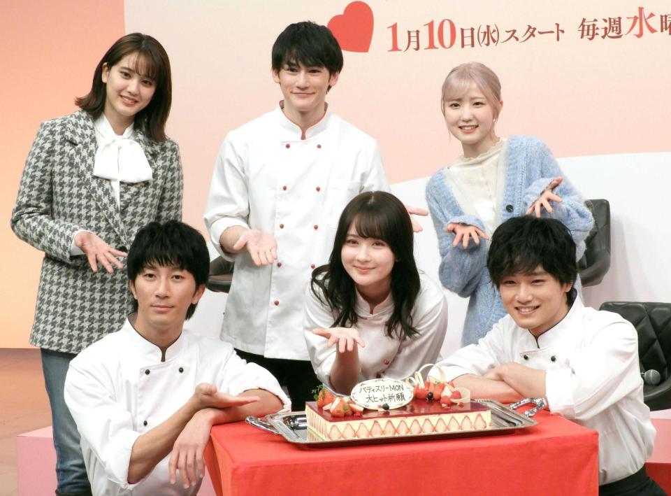 　大ヒット祈願ケーキを前に笑顔を見せる（前列左から）濵田崇裕、畑芽育、中川大輔（後列左から）山崎紘菜、パース・ナクン、本田仁美