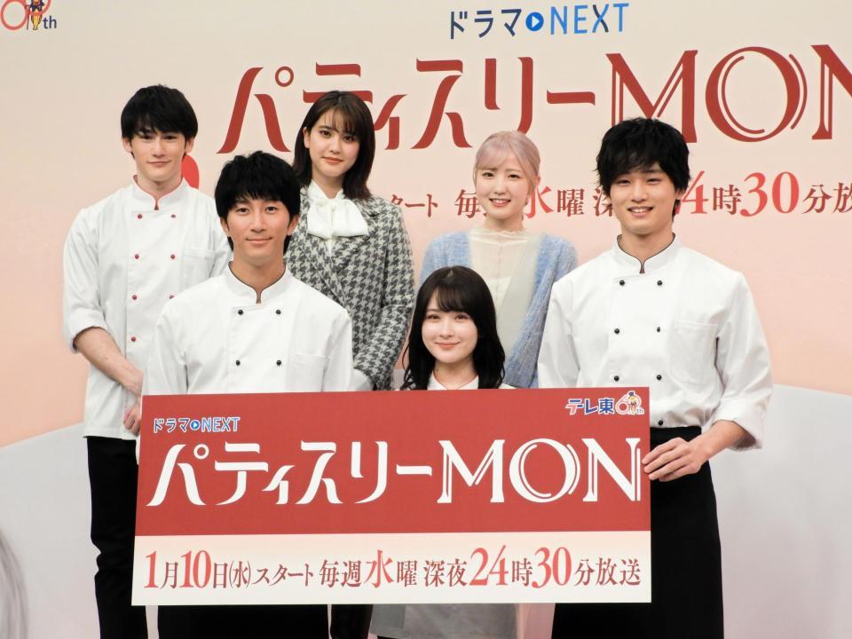 　会見で笑顔を見せる（前列左から）濵田崇裕（ＷＥＳＴ．）、畑芽育、中川大輔（後列左から）パース・ナクン、山崎紘菜、本田仁美（ＡＫＢ４８）