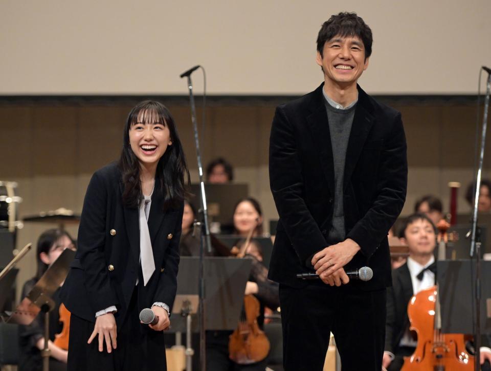 　トークで笑顔の芦田愛菜、西島秀俊（撮影・金田祐二）