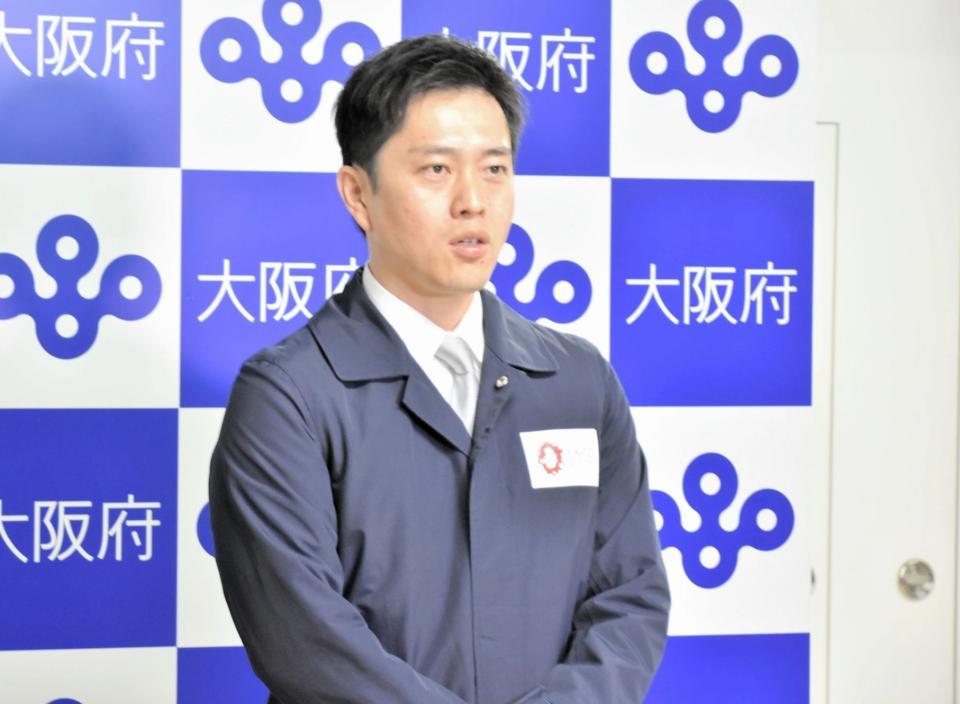 　取材に応じる吉村洋文大阪府知事＝９日、大阪府庁