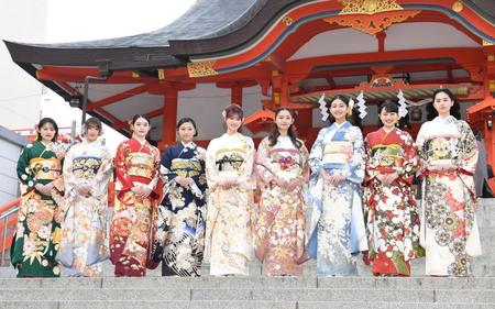 　晴れ着姿の（左から）福山絢水、古田愛理、高石あかり、大原優乃、生見愛瑠、浅川梨奈、花音、上坂樹里、平美乃理（撮影・棚橋慶太）