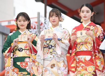 　絵馬を披露する（左から）福山絢水、古田愛理、高石あかり（撮影・棚橋慶太）