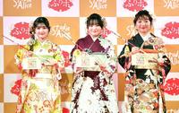 　破魔矢を手に笑顔の（左から）小林星蘭、鈴木梨央、谷花音（撮影・開出牧）