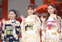 　絵馬を披露する（左から）大原優乃、生見愛瑠、浅川梨奈（撮影・棚橋慶太）