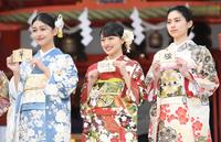 　絵馬を披露する（左から）花音、上坂樹里、平美乃理（撮影・棚橋慶太）