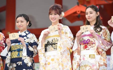 　絵馬を披露する（左から）大原優乃、生見愛瑠、浅川梨奈（撮影・棚橋慶太）