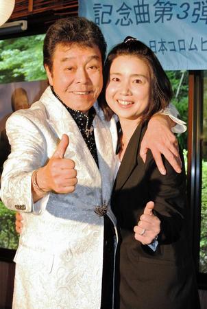 　夫婦愛をアピールした冠二郎さんと妻・みなこさん＝２０１７年８月