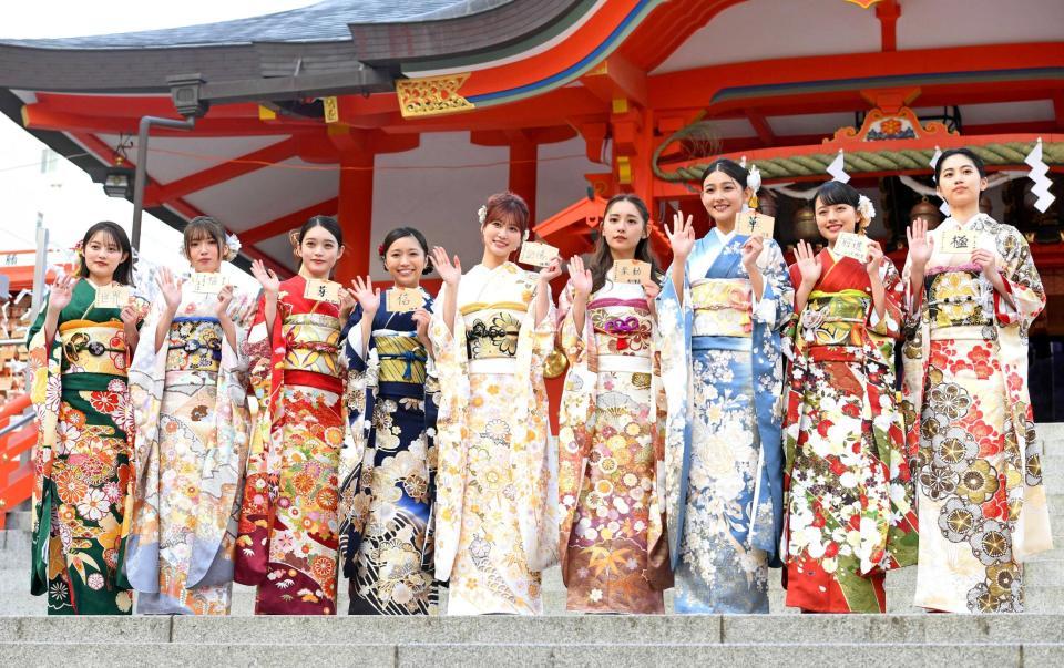 　晴れ着姿の（左から）福山絢水、古田愛理、高石あかり、大原優乃、生見愛瑠、浅川梨奈、花音、上坂樹里、平美乃理（撮影・棚橋慶太）