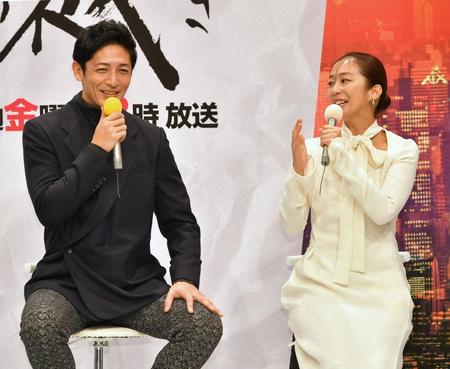 　ドラマの中で元夫婦役の玉木宏（左）と優香（撮影・持木克友）