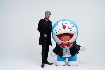 　ドラえもんとツーショットで笑顔を見せる吉川晃司（左）©藤子プロ・小学館・テレビ朝日・シンエイ・ＡＤＫ　２０２４