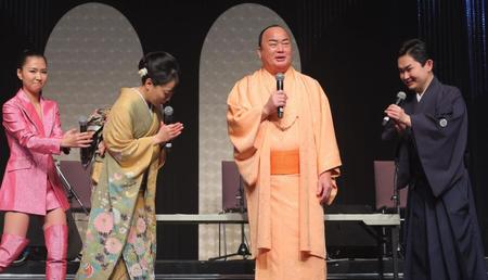 　弟子から結婚を祝福される細川たかし（中央）＝撮影・吉澤敬太