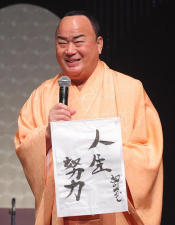 　笑顔で今年の抱負を語る細川たかし（撮影・吉澤敬太）