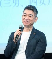 　トークライブで笑顔を見せる橋下徹氏＝２０２３年７月