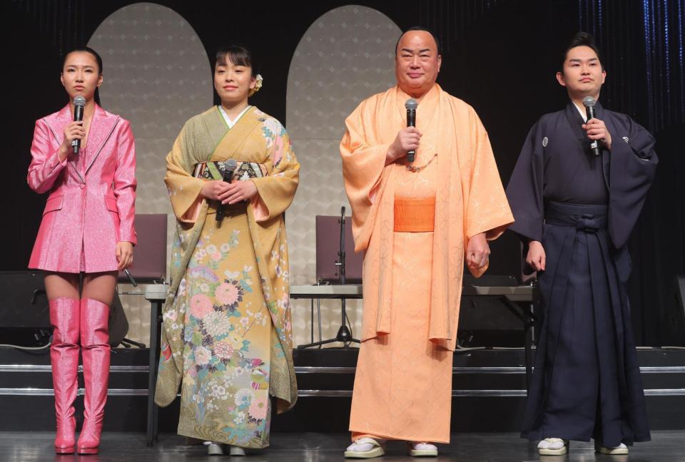 　舞台に立つ（左から）田中あいみ、杜このみ、細川たかし、彩青（撮影・吉澤敬太）
